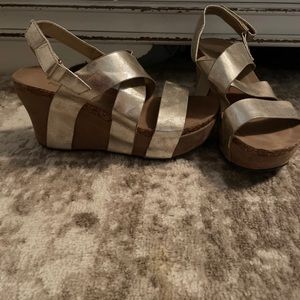 Pierre dumas wedge in gold, size 9